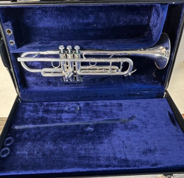 Original BENGE case in very good condition with working latches and springs.