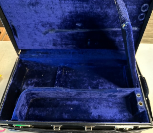 Original BENGE case in very good condition with working latches and springs. - Image 5