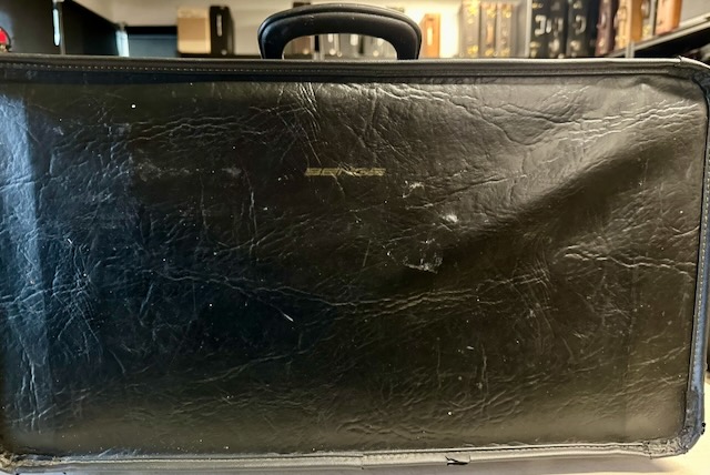 Original BENGE case in very good condition with working latches and springs. - Image 2